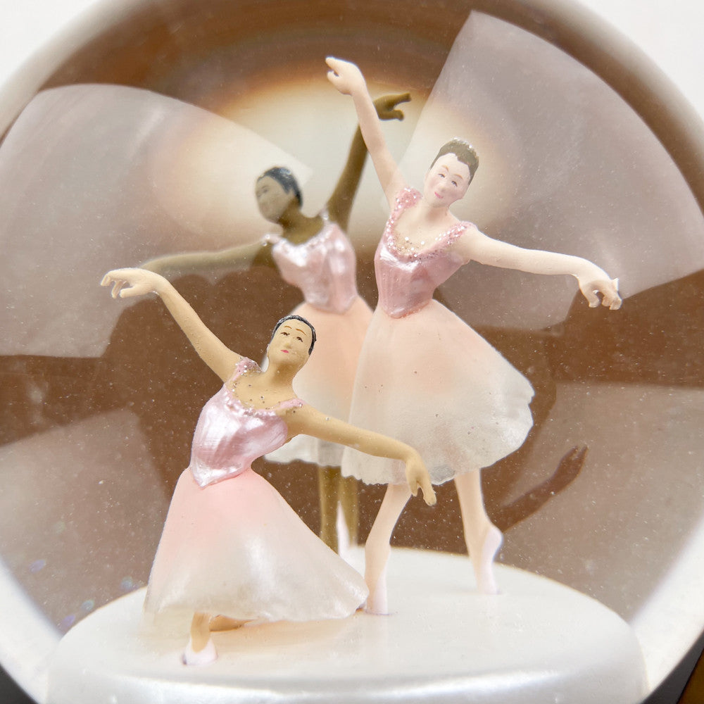 Ballerines dans boule à neige