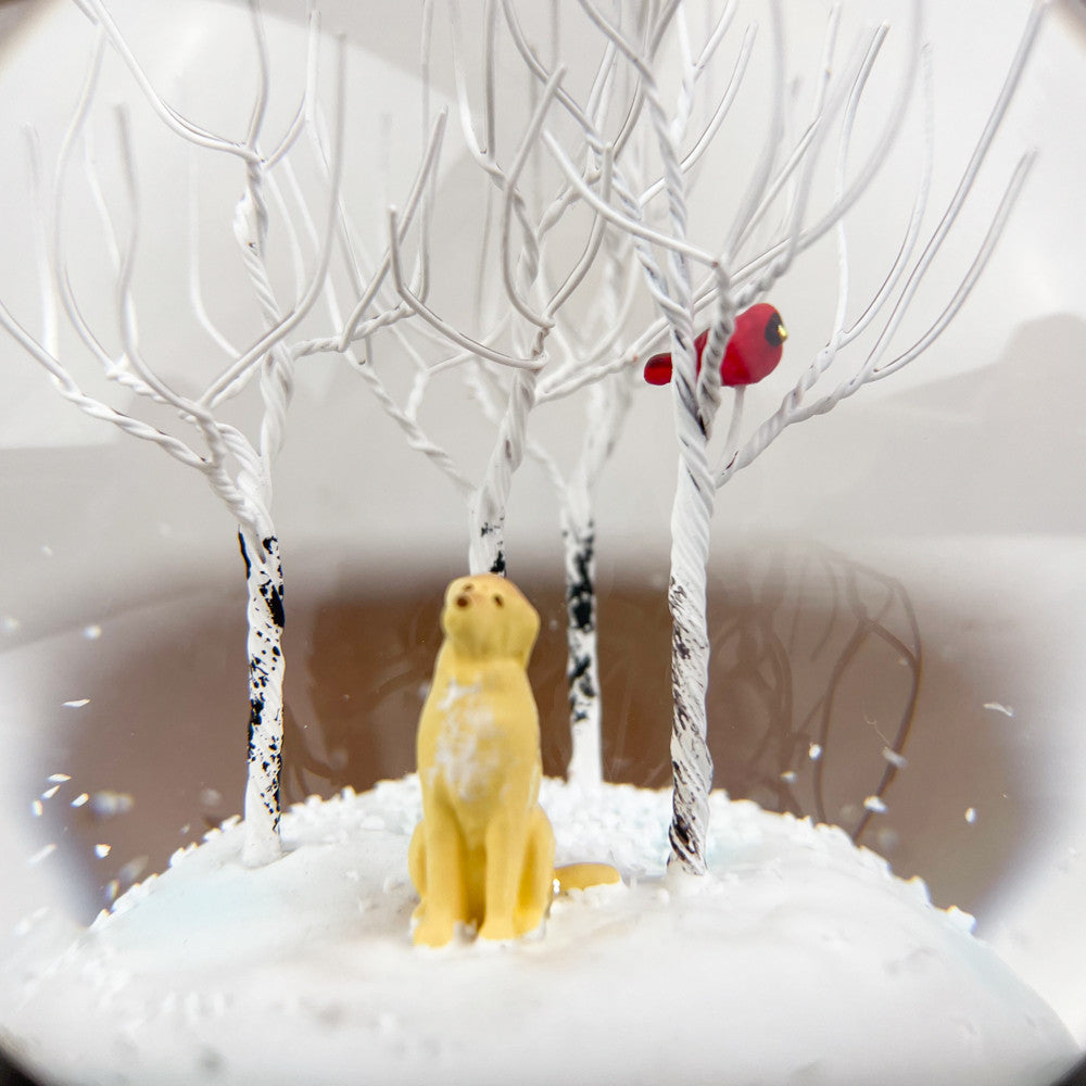 Boule à neige chien Labrador dans les bois
