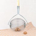 Boule ramasse noix avec manche en bois