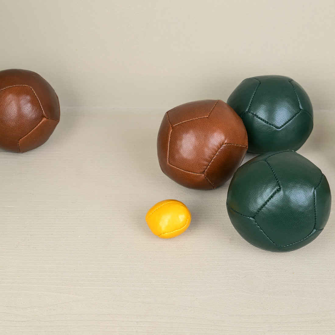 Boules de pétanque en cuir recyclé vert cognac