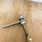 Bouton clavette olive en laiton poli