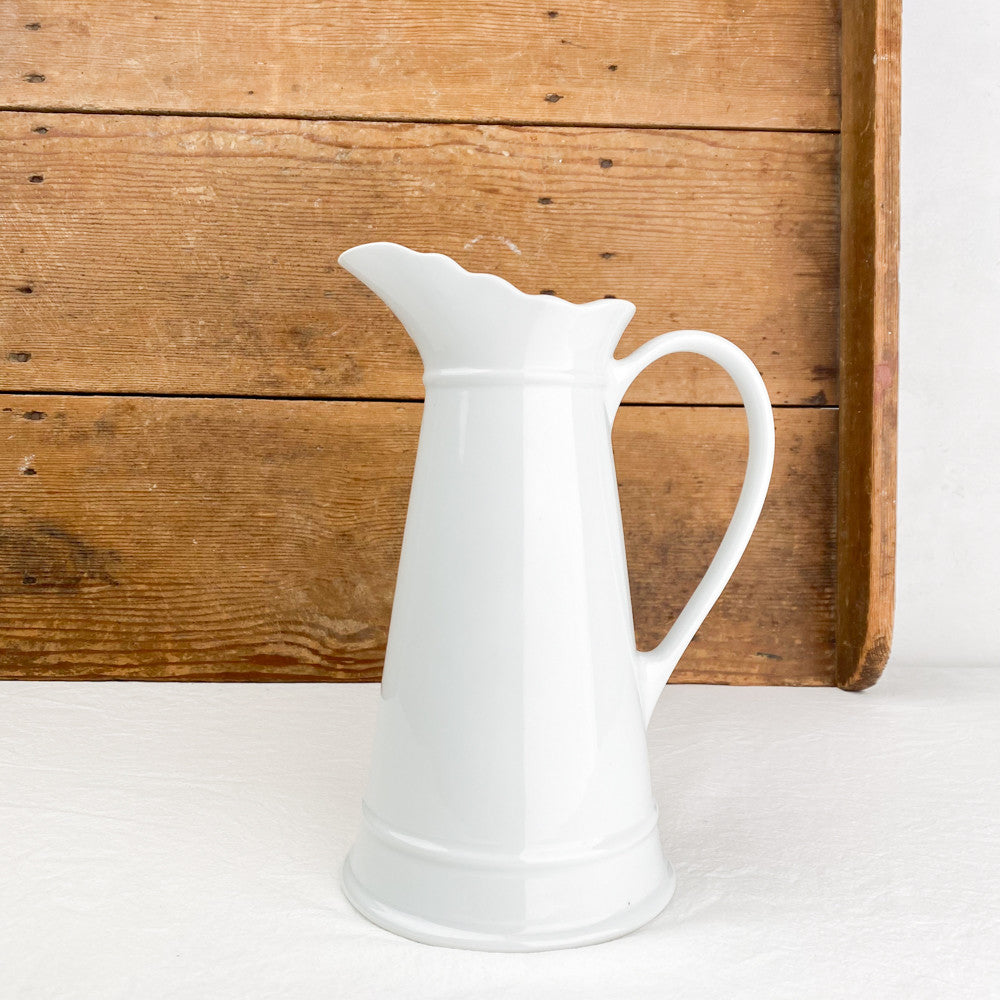 Broc Jeannot en porcelaine de Limoges