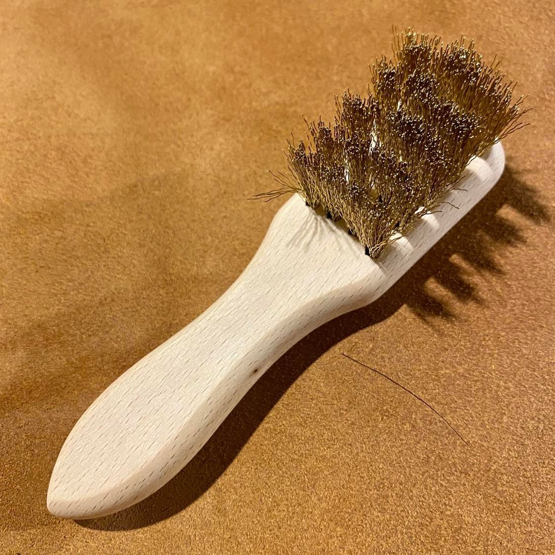Brosse à daim fils de laiton