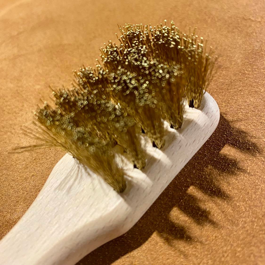 Brosse à daim fils de laiton