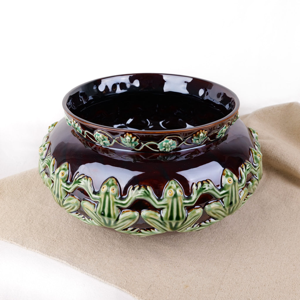 Cache pot en terre cuite à frise de grenouilles