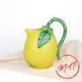 Carafe en faïence émaillée en forme de citron, vue de face