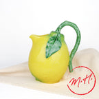 Carafe en faïence émaillée en forme de citron, vue de face