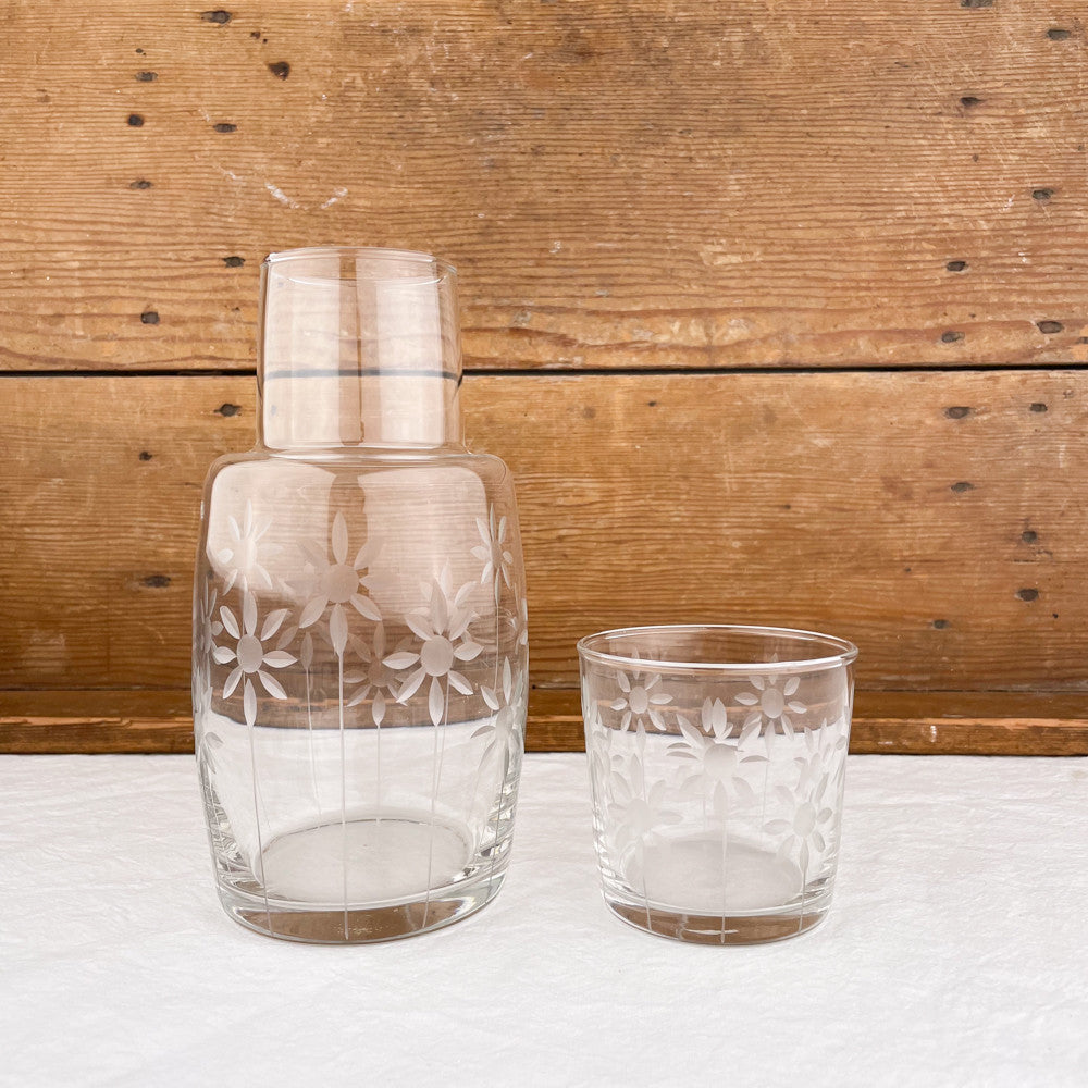 Carafe et verre ciselé