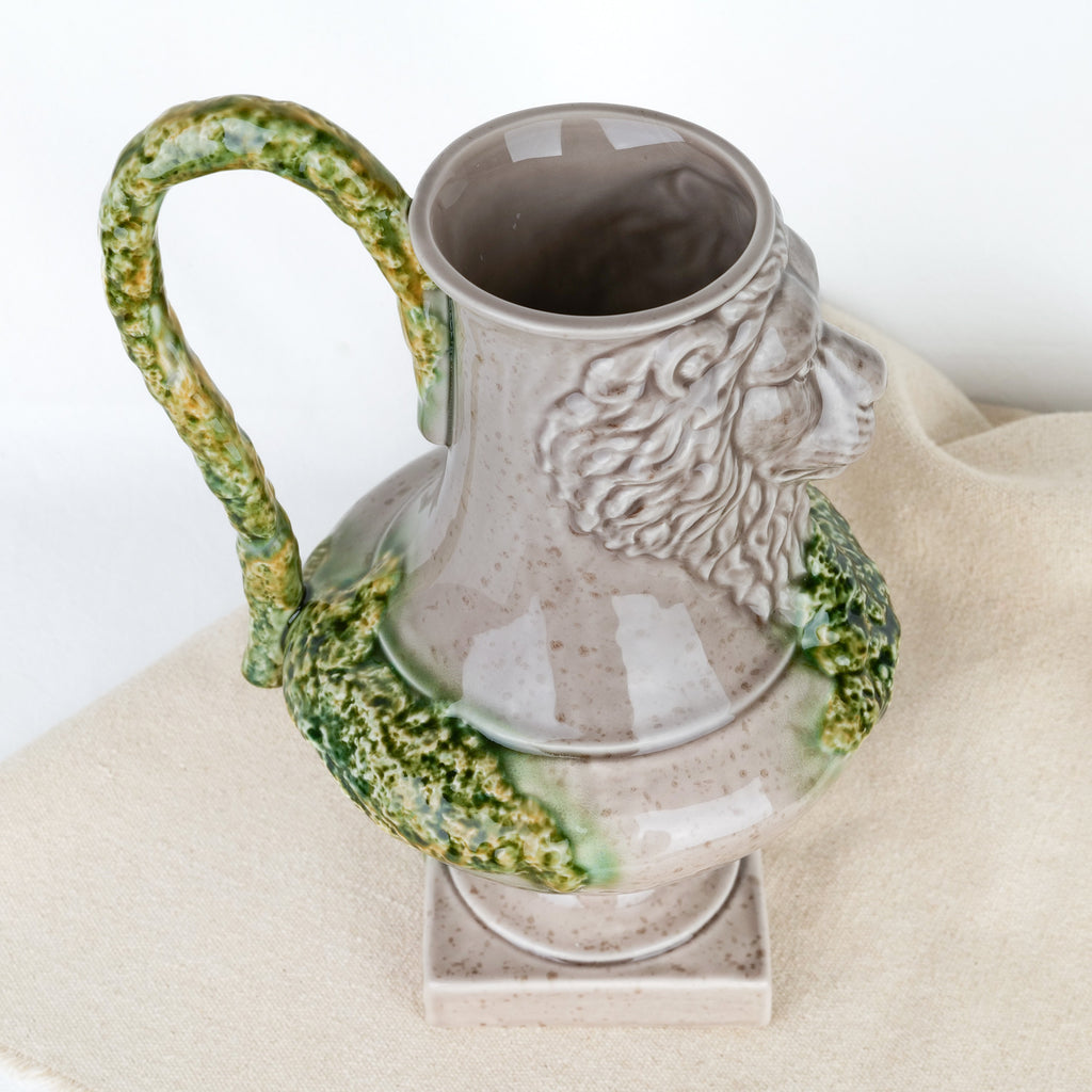 Carafe en céramique à tête de lion