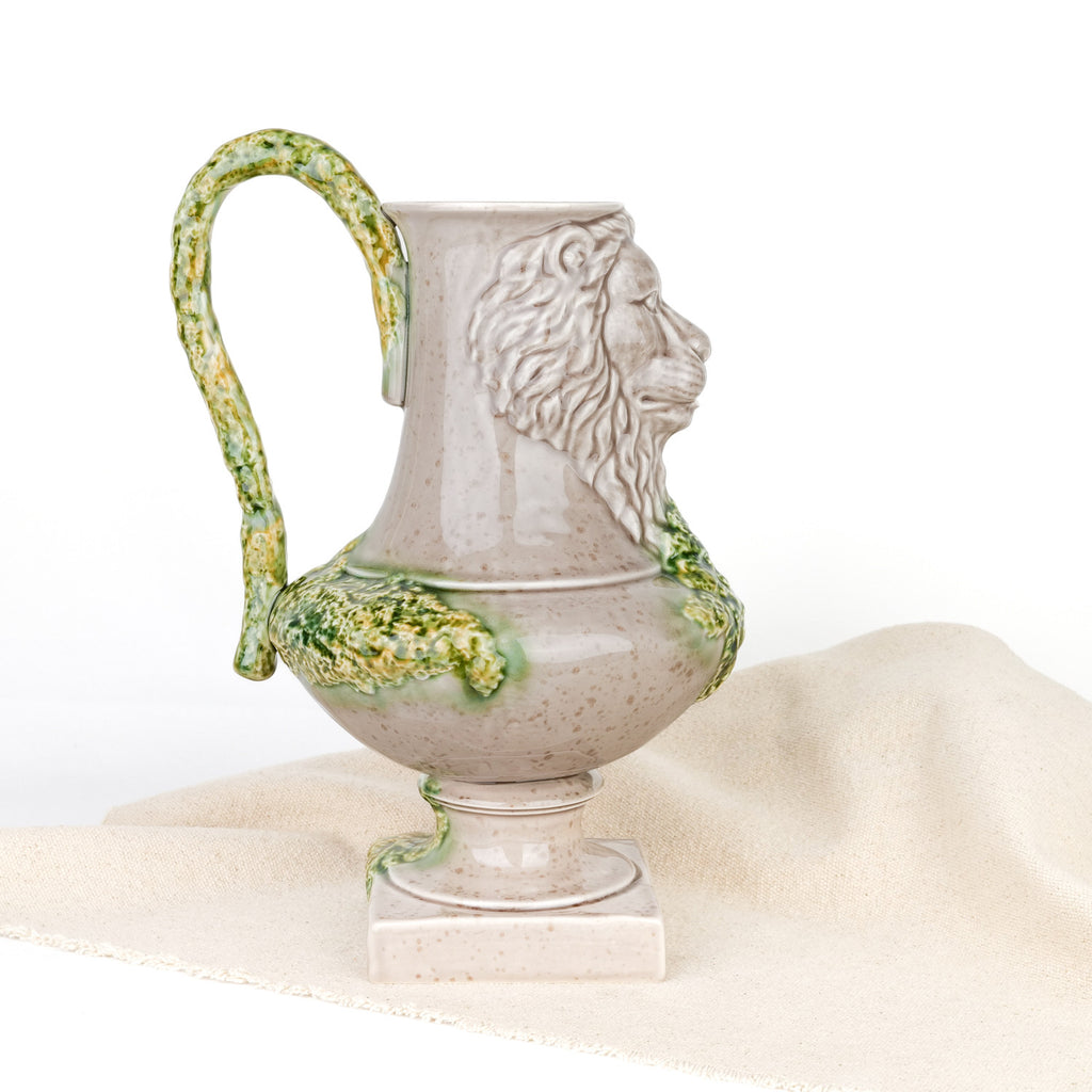 Carafe en céramique à tête de lion