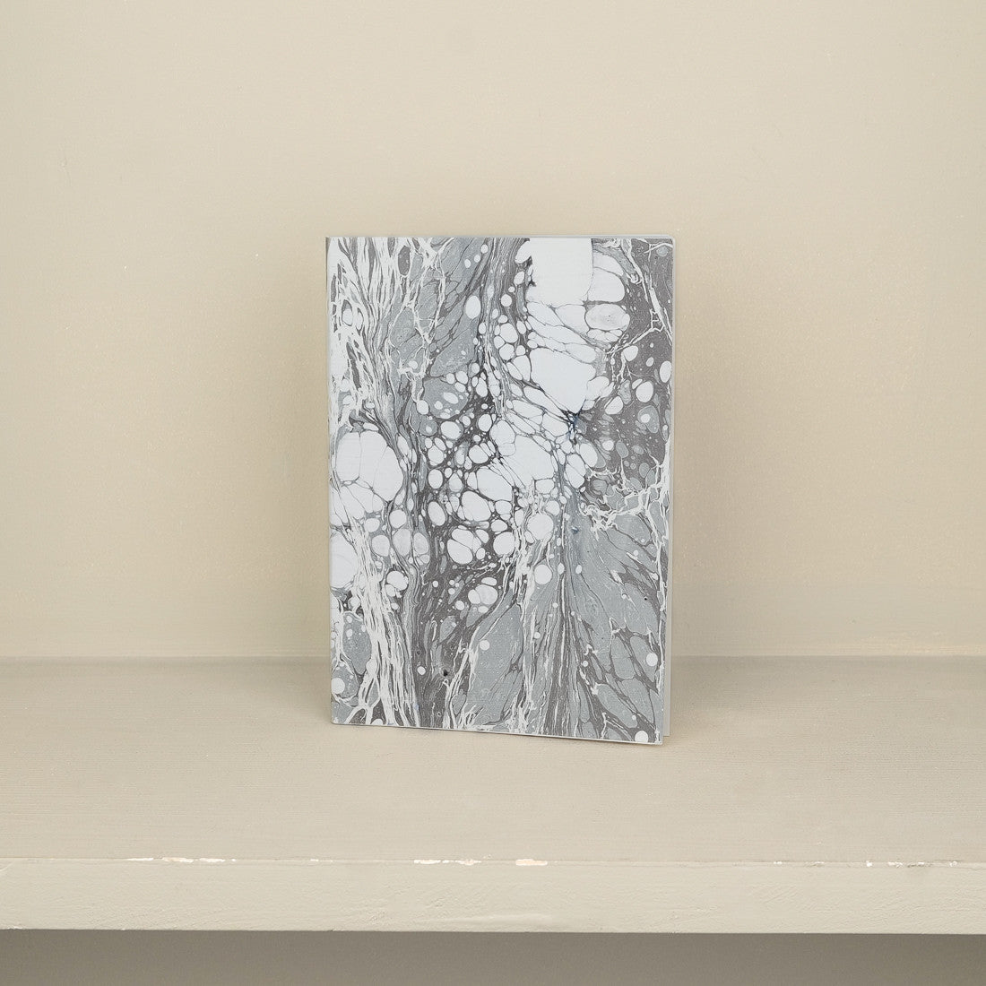 Carnet A5 en papier marbré gris