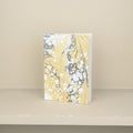 Carnet A5 en papier marbré jaune
