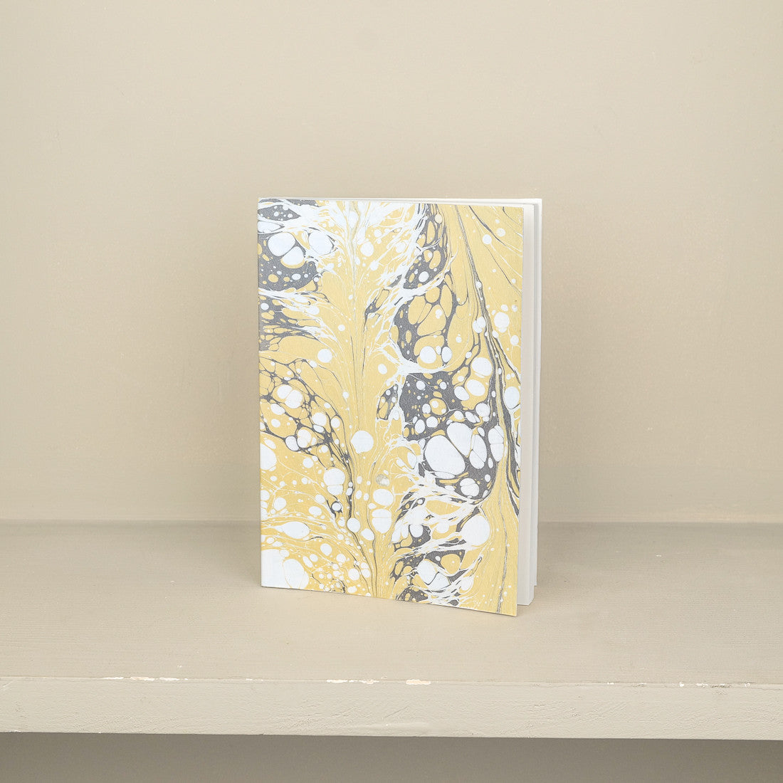 Carnet A5 en papier marbré jaune