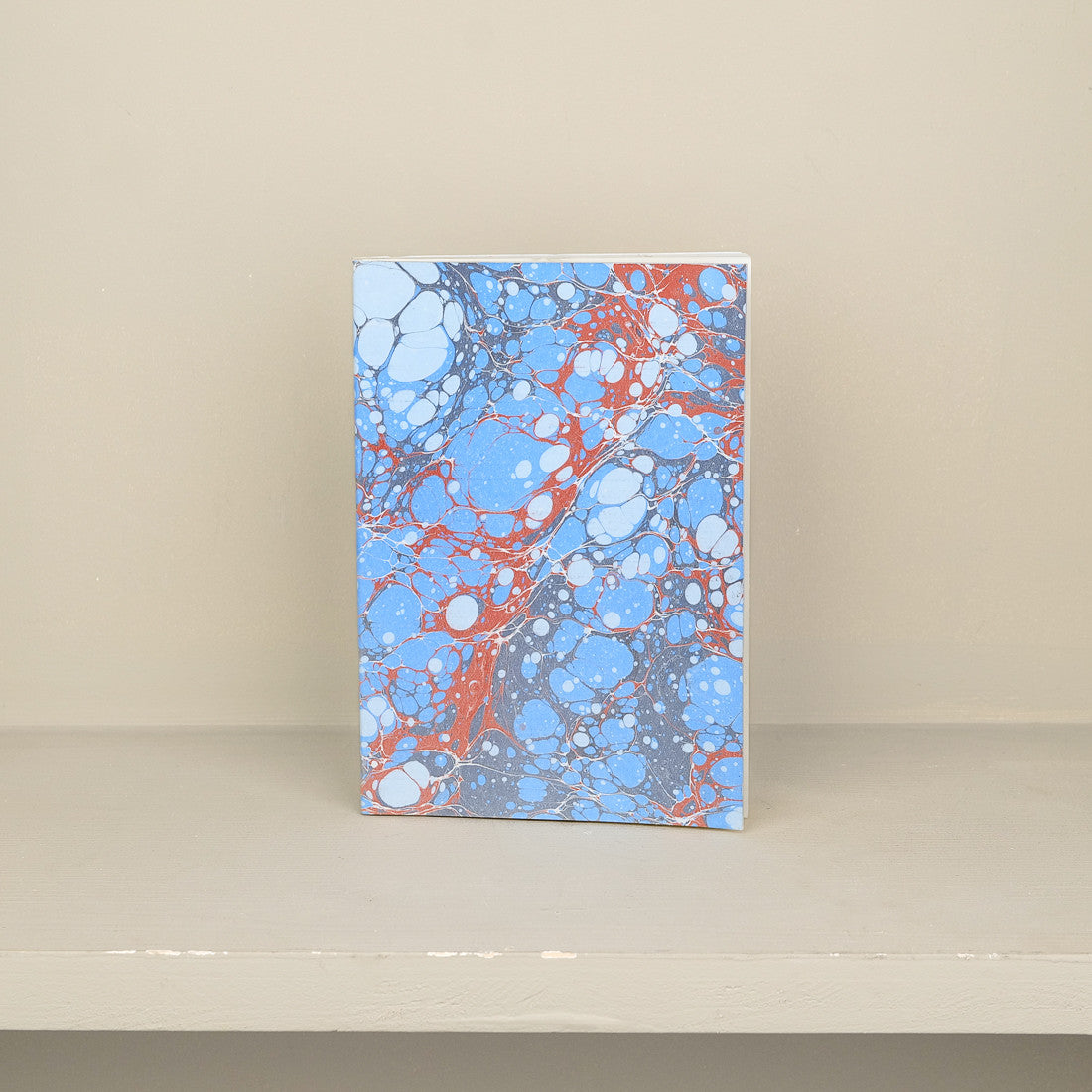 Carnet A5 en papier marbré bleu rouge