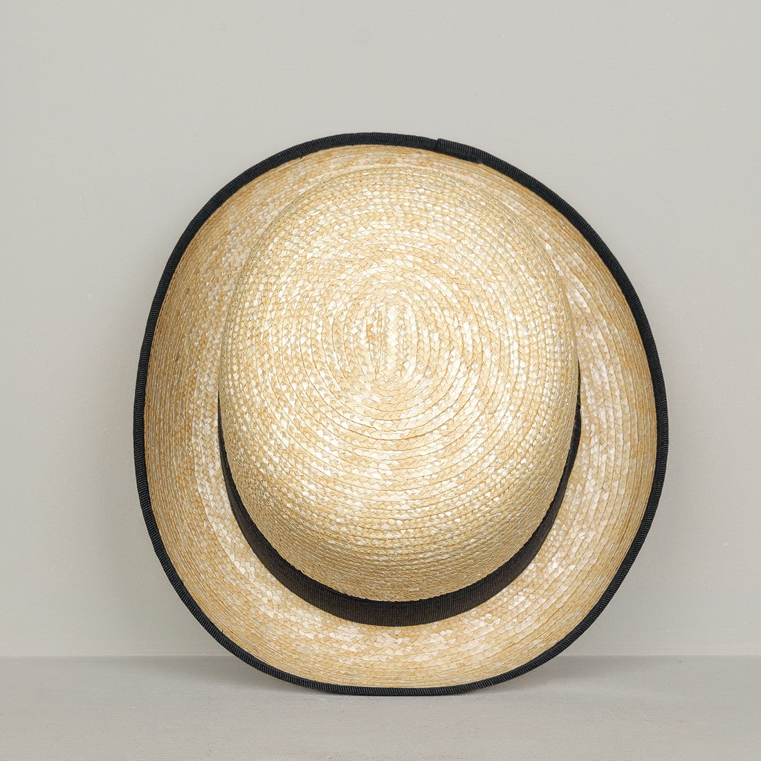 Chapeau melon en paille tressée