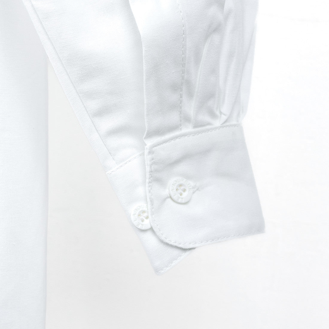 poignets boutonnés