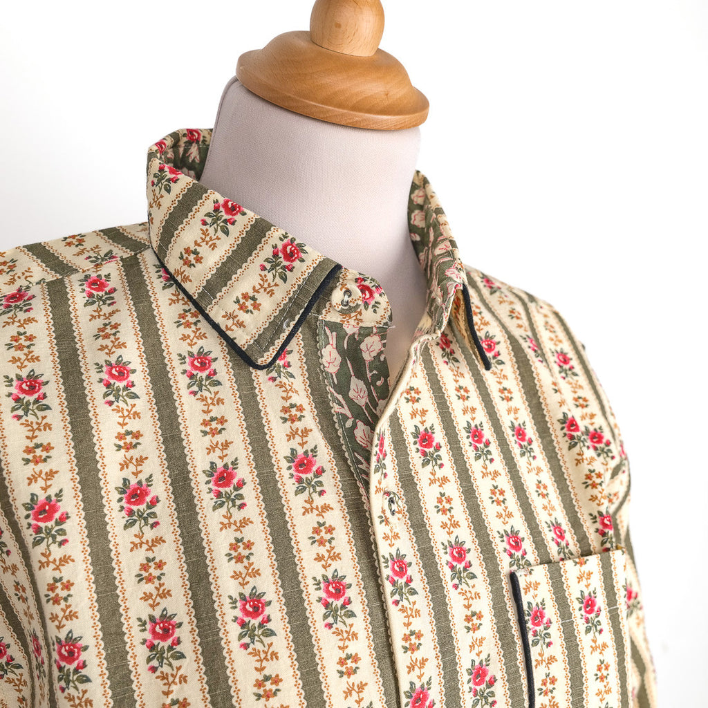 Chemise kaki à fleurs et rayures