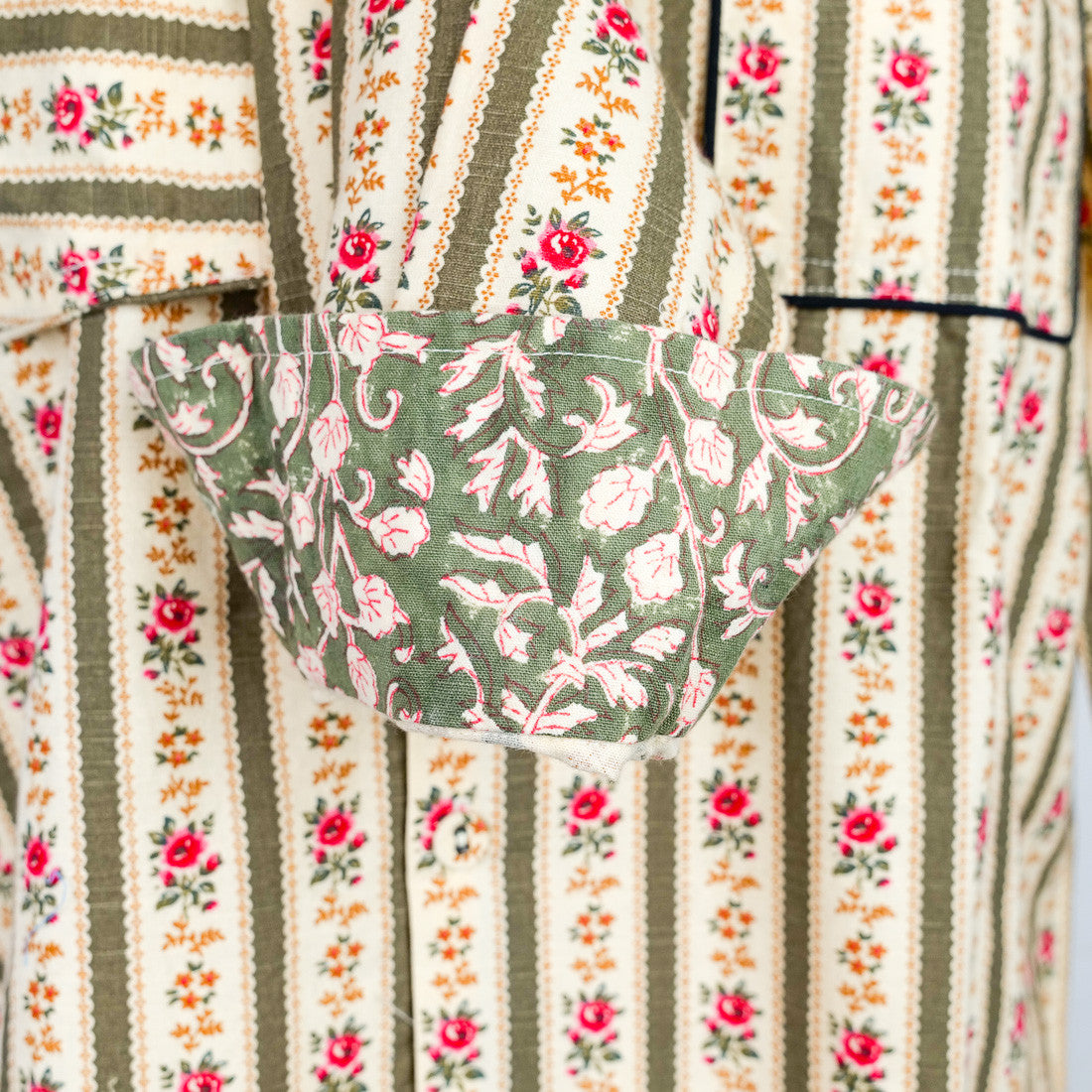 Chemise avec bordures kaki et roses