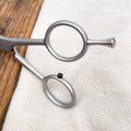 Ciseaux de coiffeur avec poucette à vis