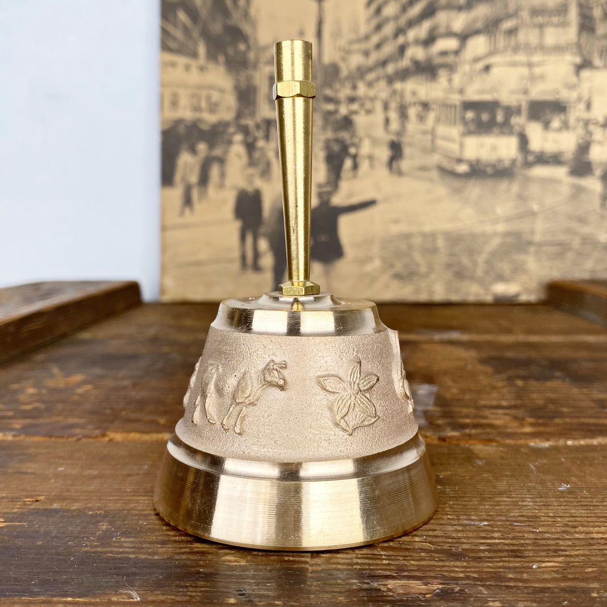 Cloche de table en bronze doré