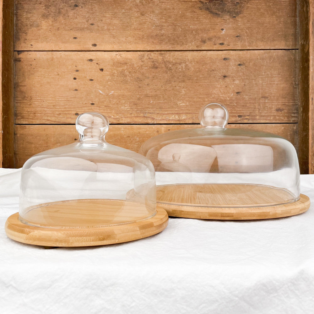 Cloche en verre sur plateau en bambou