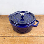 Cocotte en fonte bleu intense