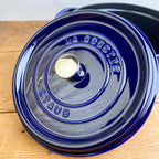 Cocotte en fonte bleu intense