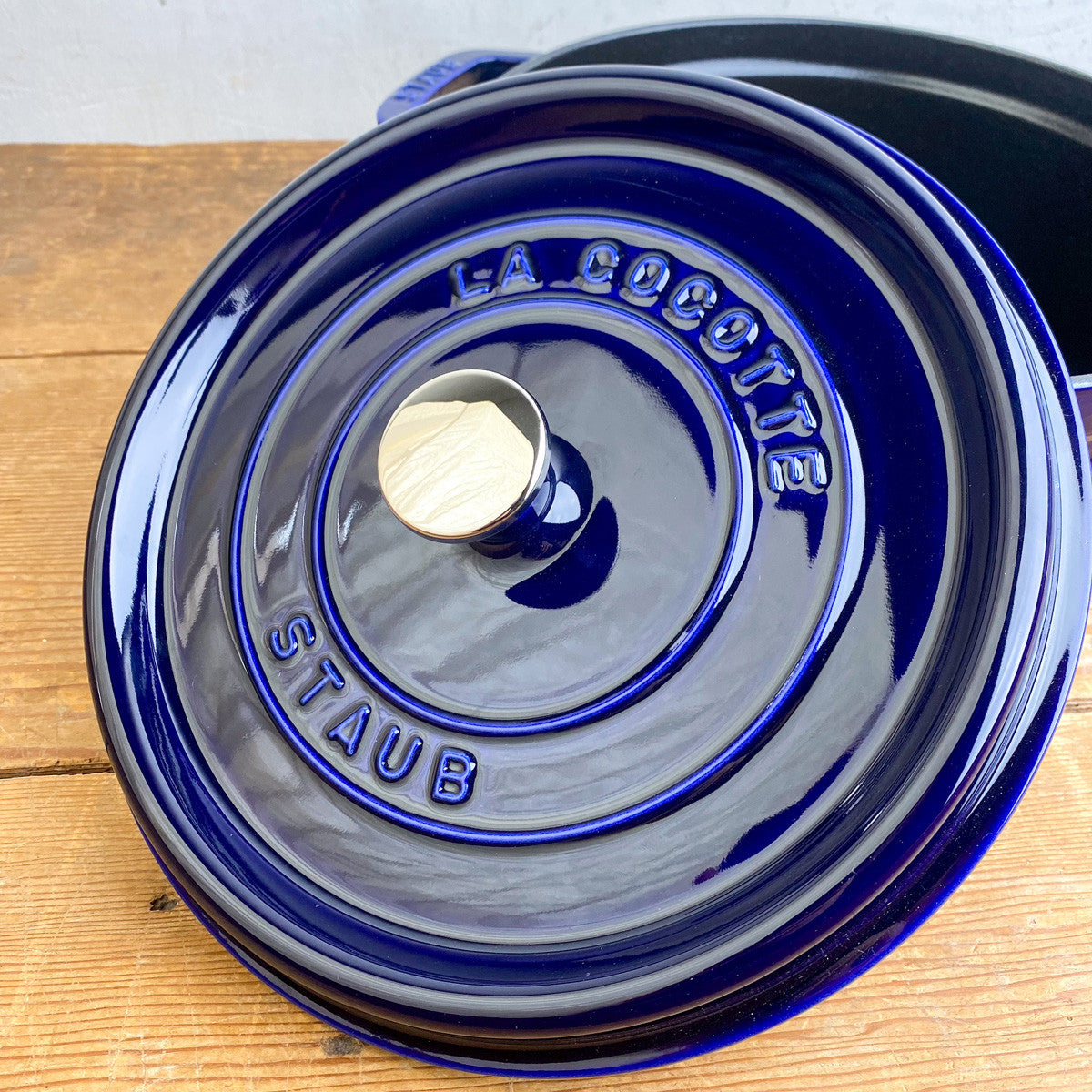 Cocotte en fonte bleu intense
