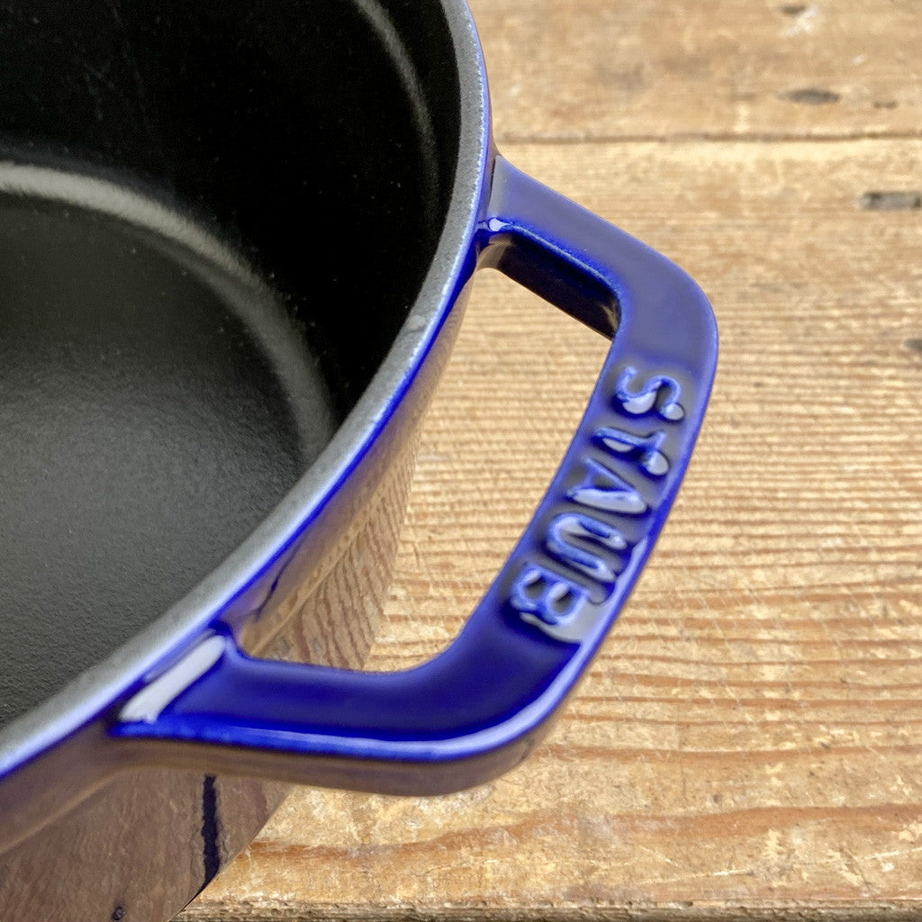 Cocotte en fonte bleu intense