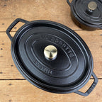 Cocotte en fonte ovale noire mate