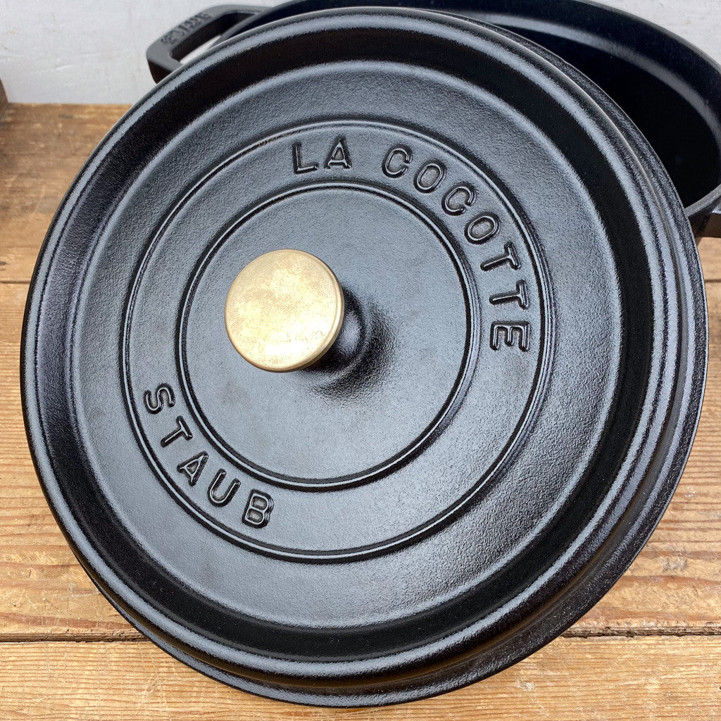 Cocotte en fonte ronde noire mate