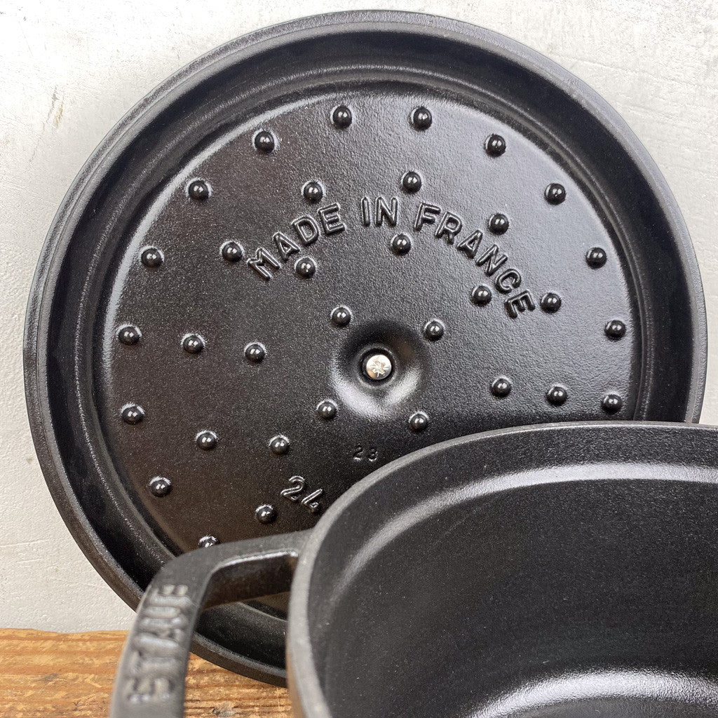 Cocotte en fonte ronde noire mate