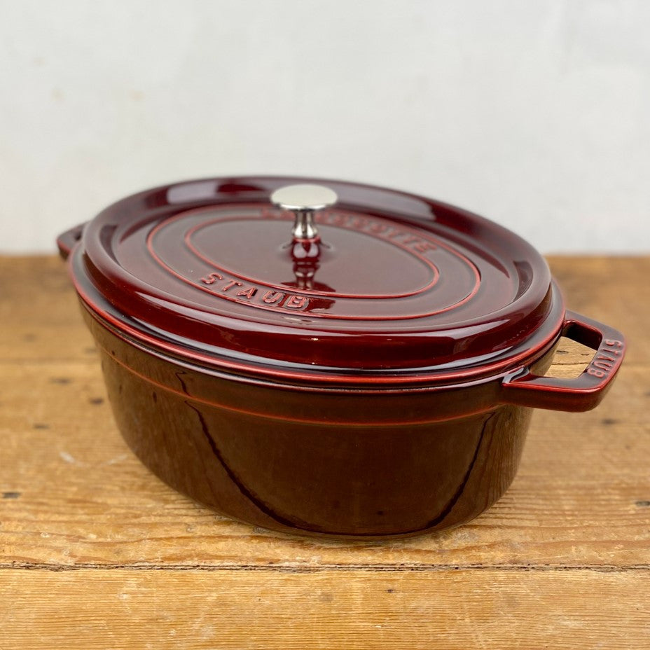 Cocotte ovale en fonte grenat