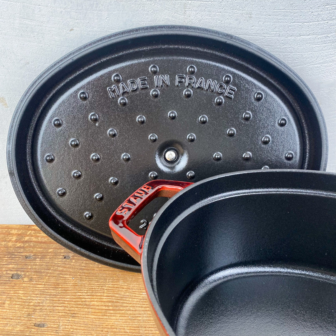 Cocotte ovale en fonte grenat