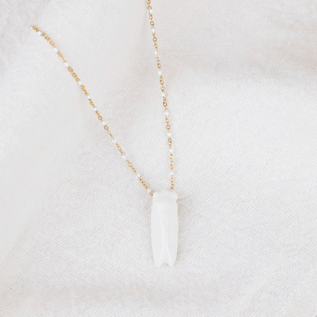 Collier cigale blanche et doré