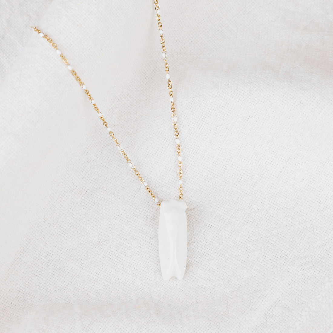 Collier cigale blanche et doré