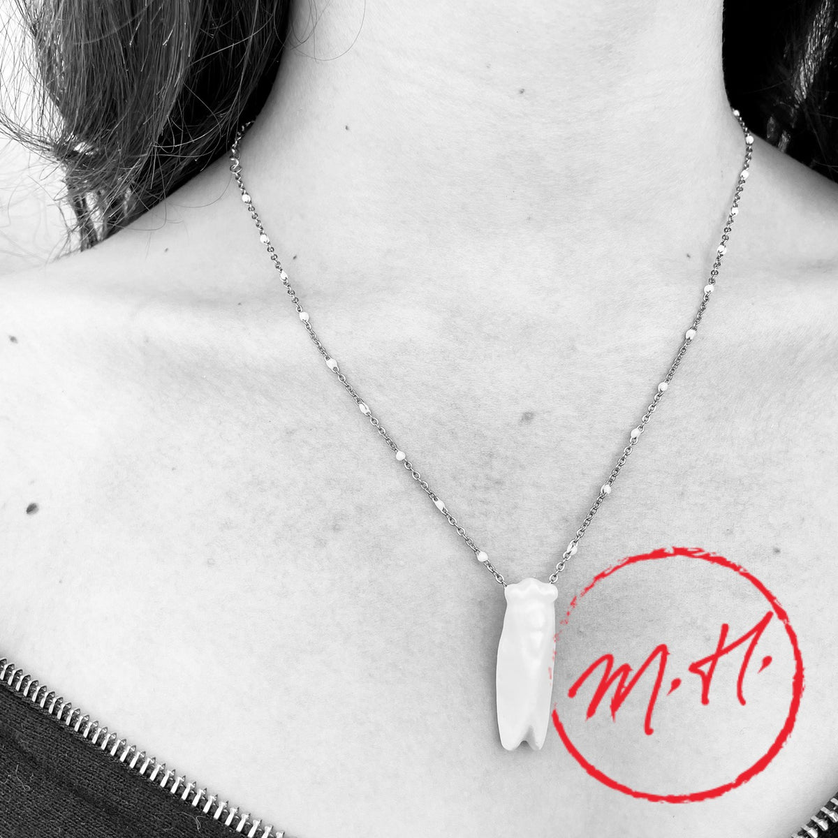 Collier cigale blanc