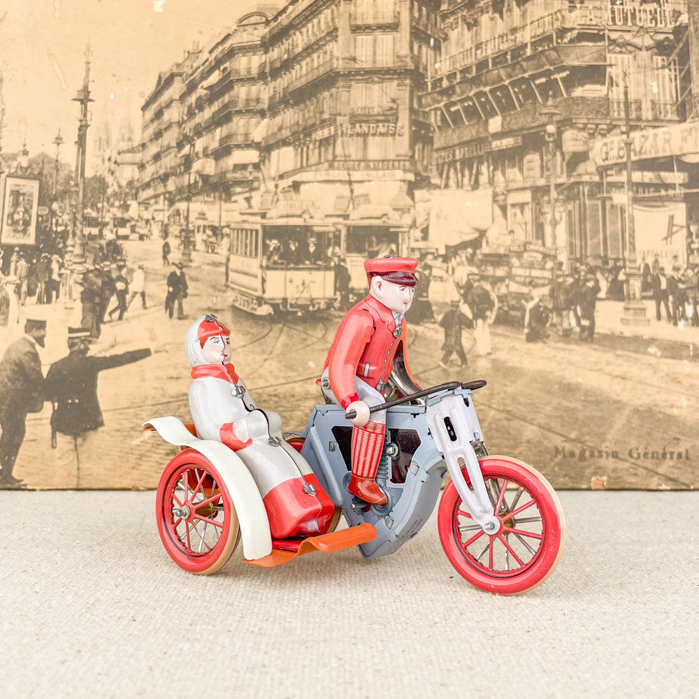 Couple sur moto et side-car