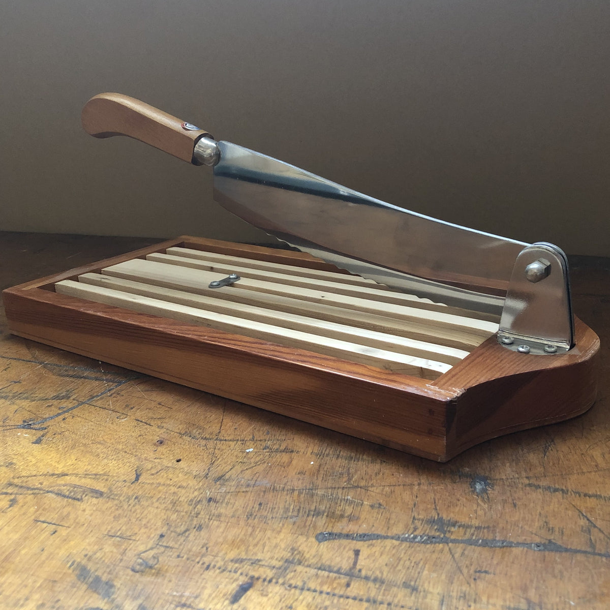 Couteau à pain sur socle