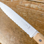 Couteau cranté Opinel en hêtre