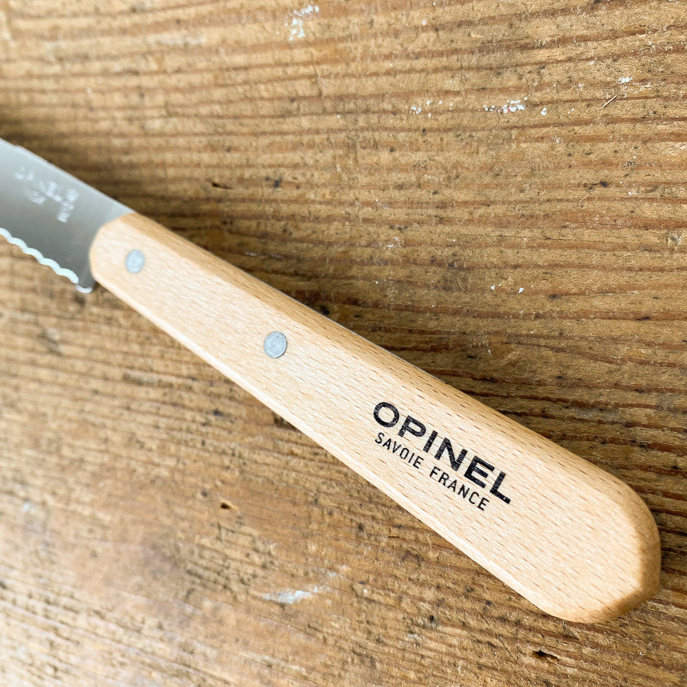 Couteau cranté Opinel en hêtre