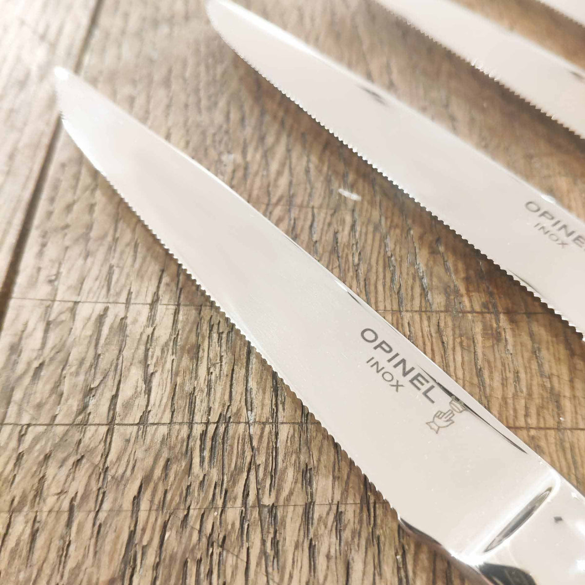 Couteau de table Opinel en acier monobloc 4p