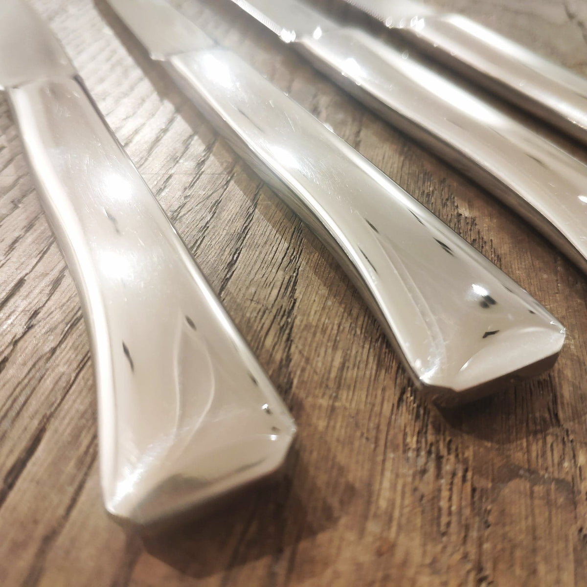 Couteau de table Opinel en acier monobloc 4p