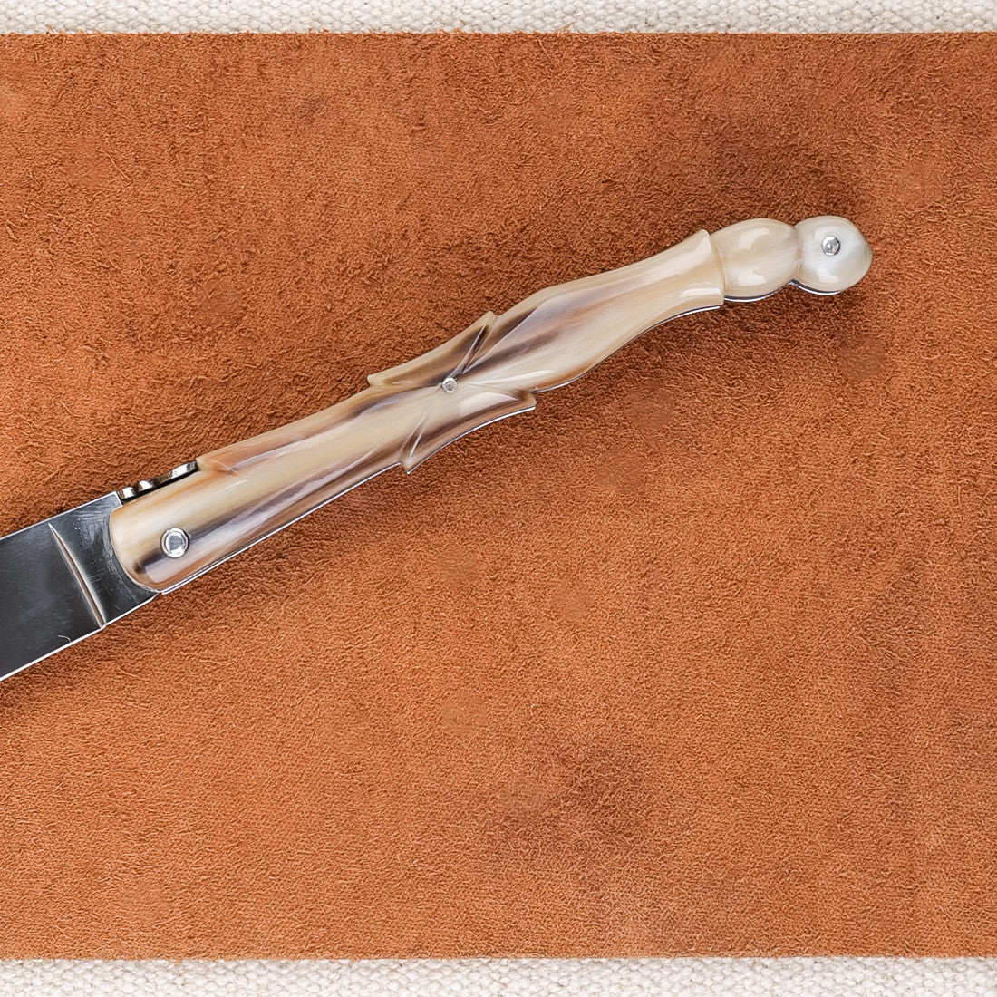 Couteau Laguiole en inox avec manche aile de pigeon en corne