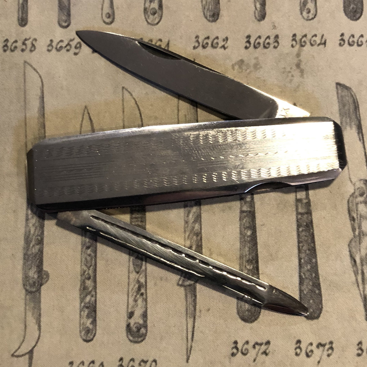 Couteau onglier en inox
