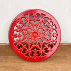 Dessous de plat en fonte rouge