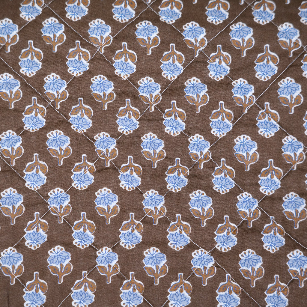 Édredon marron à fleurs bleues