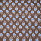Édredon marron à fleurs bleues