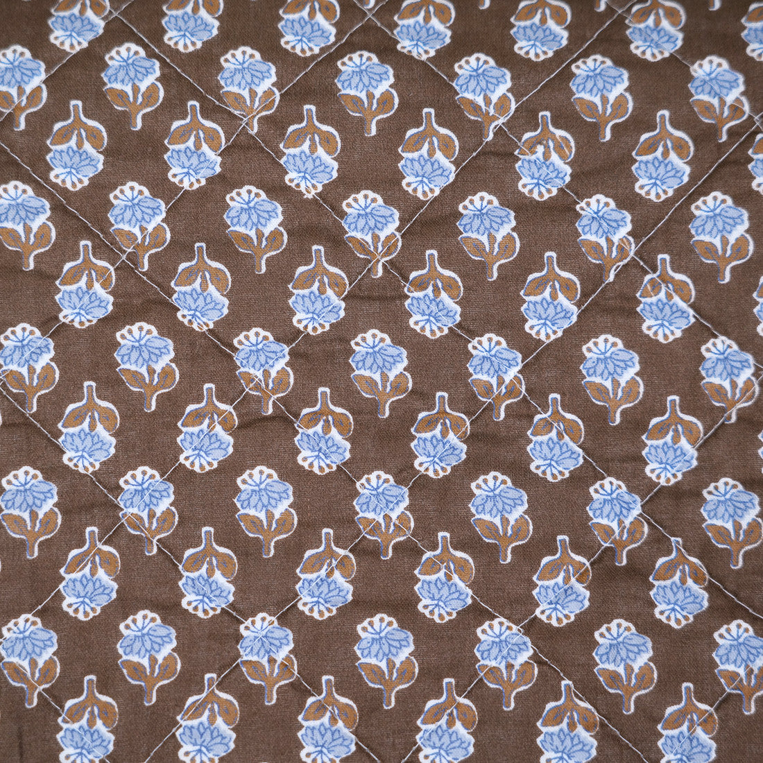 Édredon marron à fleurs bleues