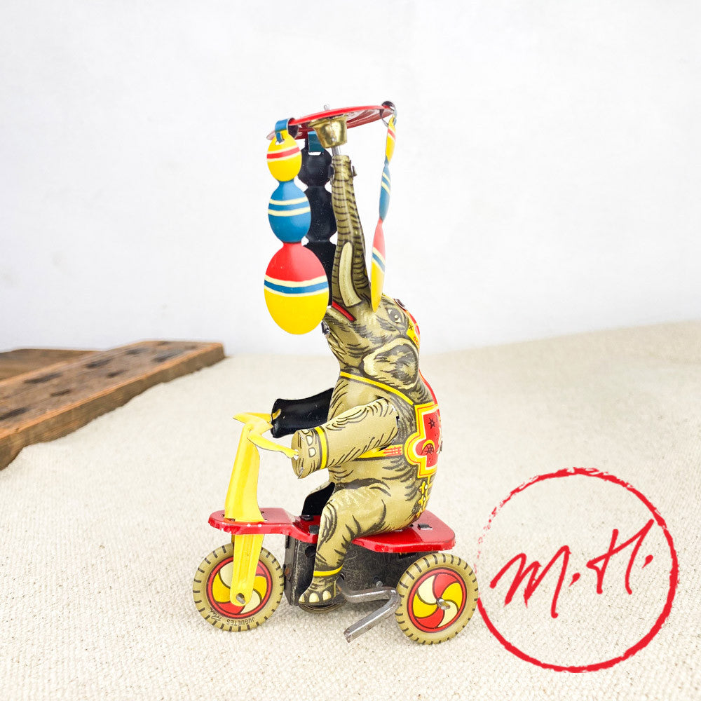 Éléphant sur tricycle mécanique